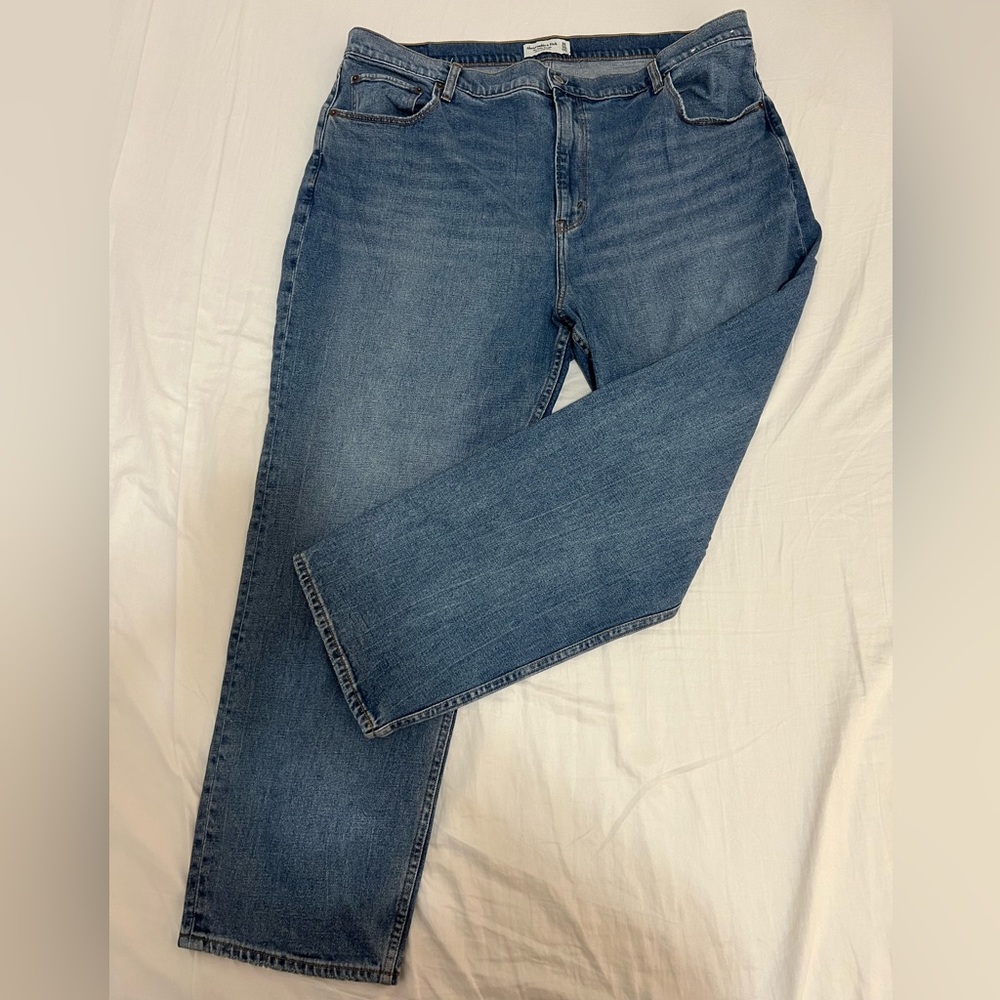 Abercrombie & Fitch Ultra High Rise Ankle Straight jeans. Color Medium. Size 20L
